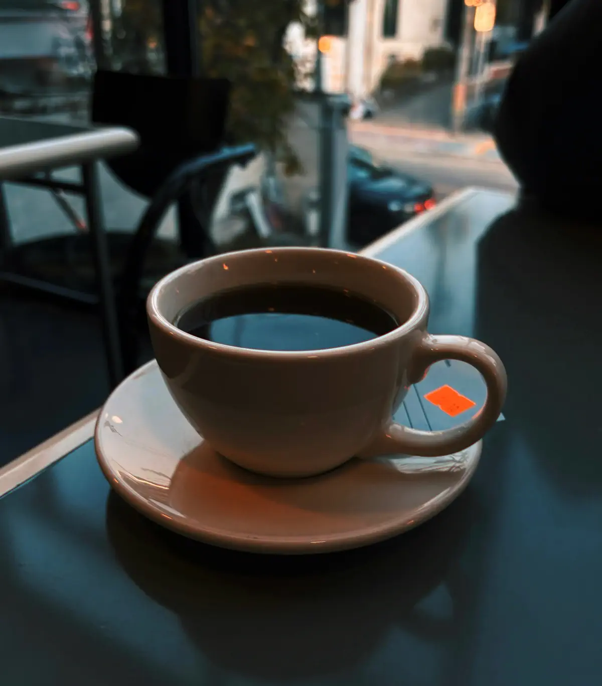 En kop kaffe ved vinduet i en café